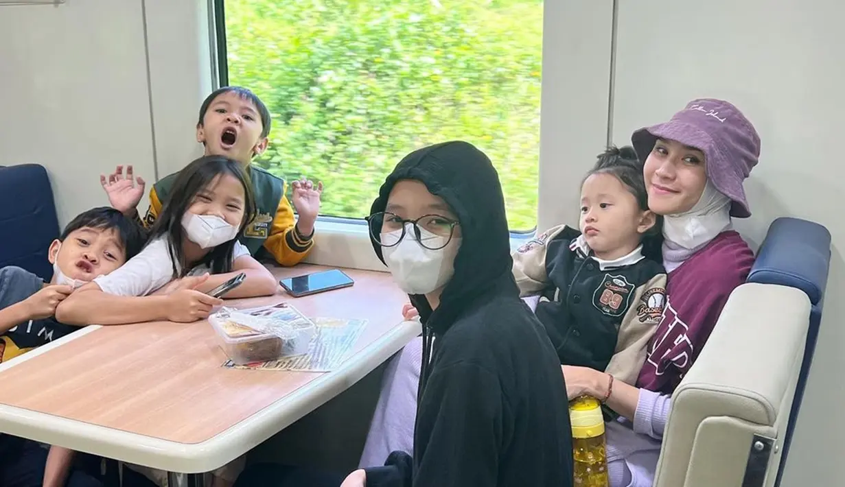 Dalam keterangan unggahannya, Zaskia Mecca ungkap jika momen naik kereta Jogja – Jakarta jadwal pagi ini merupakan momen pertama kalinya ajak anaknya. Sedang ingin bersantai dan sedang tidak mood pakai mobil, Zaskia Mecca dan Hanung Bramantyo memutuskan untuk pakai kereta. Selain dirinya, kelima anak Zaskia Adya Mecca juga menikmati perjalanannya naik kereta api. (Liputan6.com/IG/@zaskiadyamecca)