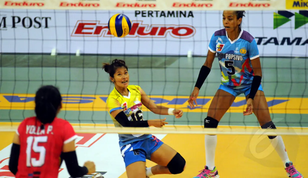 Tim putri Jakarta PGN Popsivo, Dewi Wulandari (tengah) berusaha menahan bola saat laga melawan Jakarta Electric PLN di Pertamina Proliga 2015, Dome Balikpapan, (8/2/2015). Jakarta PGN Popsivo unggul 3-2. (Liputan6.com/Helmi Fithriansyah)