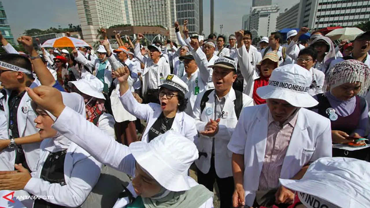 demo-dokter-praktek-131127c.jpg