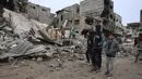 Serangan udara dan tembakan artileri militer Israel menerjang sejumlah wilayah di Gaza pada Rabu 3 Februari 2026. Tampak dalam foto, warga Palestina yang mengungsi memeriksa kerusakan setelah pesawat Israel menargetkan sebuah rumah berlantai lima tadi malam, di Khan Yunis, Jalur Gaza selatan, pada Kamis 6 Februari 2026. (Bashar Taleb/AFP)