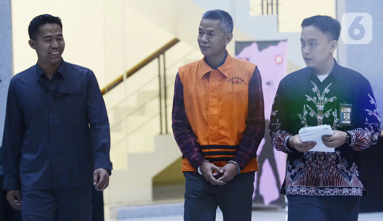 Mantan Komisioner KPU, Wahyu Setiawan (tengah) usai menjalani pemeriksaan  penyidik di Gedung KPK, Jakarta, Selasa, (21/1/2020). Wahyu Setiawan diperiksa sebagai tersangka terkait kasus dugaan penerimaan hadiah atau janji penetapan anggota DPR Terpilih 2019-2024. (merdeka.com/Dwi Narwoko)