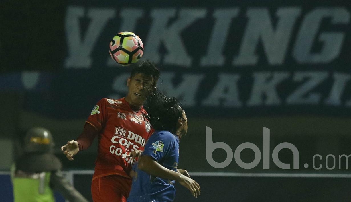 Gelandang Arema FC, Hanif Sjahbandi, duel udara dengan gelandang Persib Bandung, Hariono, pada laga Liga 1 di Stadion GBLA Bandung, Jawa Barat, Sabtu (15/4/2017). (Bola.com/M Iqbal Ichsan)
