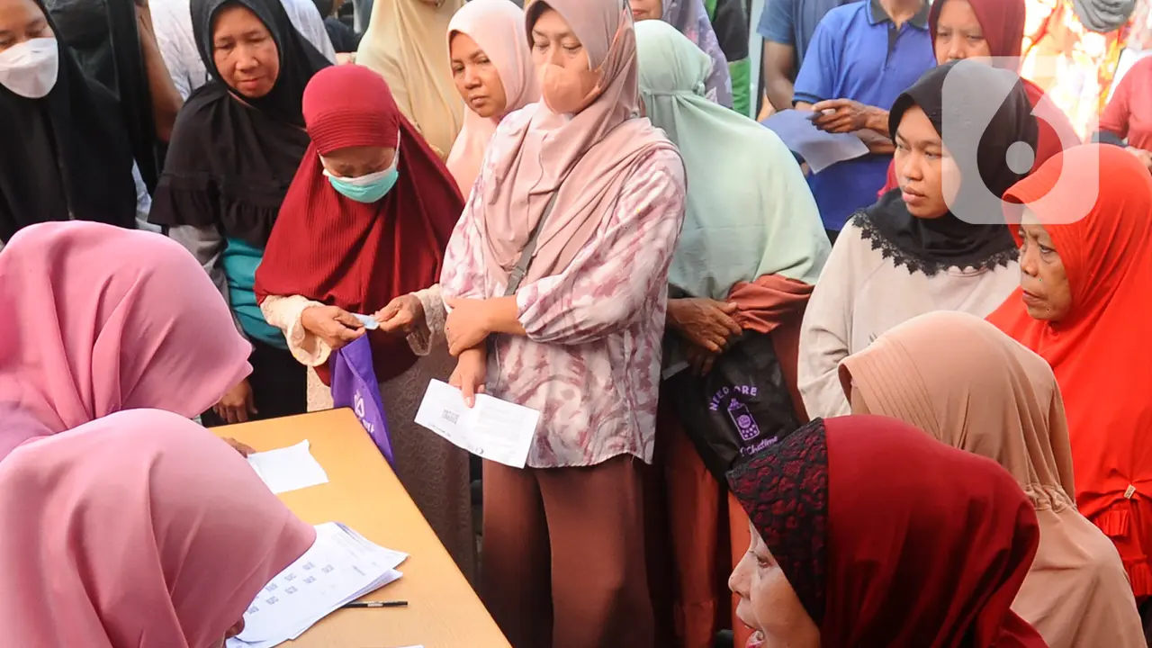 Melihat Beda BLT Pangan dan Bansos Beras