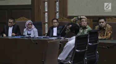 Terdakwa kasus suap pengadaan barang dan jasa di Pemkot Kendari, Asrun bersama anaknya yang juga Wali Kota Kendari nonaktif, Adriatma Dwi Putra menjalani sidang lanjutan di Pengadilan Tipikor, Jakarta, Rabu (12/9). (Liputan6.com/Herman Zakharia)