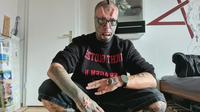 Pria asal Jerman yang memotong kedua daun telinganya sendiri agar kepalanya terlihat mirip seperti tengkorak, dipicu oleh kegemarannya akan tato (@mr._skull_face_666)