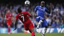 Gelandang Chelsea, N'Golo Kante, berebut bola dengan striker Leicester, Ahmed Musa, pada laga Premier League di Stadion Stamford Bridge, London, Sabtu (15/10/2016). Chelsea menang 3-0 atas Leicester. (Reuters/Andrew Couldridge)