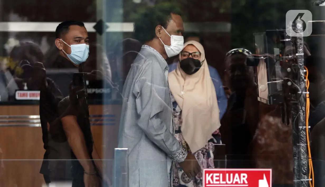 Tenaga Ahli PD Pasar Jaya, Rosario de Marshall alias Hercules (tengah) melambaikan tangan usai menjalani pemeriksaan di Gedung Merah Putih Komisi Pemberantasan Korupsi (KPK), Jakarta, Kamis (19/1/2023). Hercules dimintai keterangan mengenai aliran dana dari Debitur Koperasi Simpan Pinjam (KSP) Intidana dalam kasus dugaan suap penanganan perkara di Mahkamah Agung (MA) dengan tersangka Sudrajad Dimyati. (Liputan6.com/Helmi Fithriansyah)