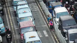 Bukan hanya kendaraan yang sulit berjalan. Bahkan para pejalan kakipun mengalami kesulitan, Jakarta Timur, Kamis (28/8/2014) (Liputan6.com/Faizal Fanani)