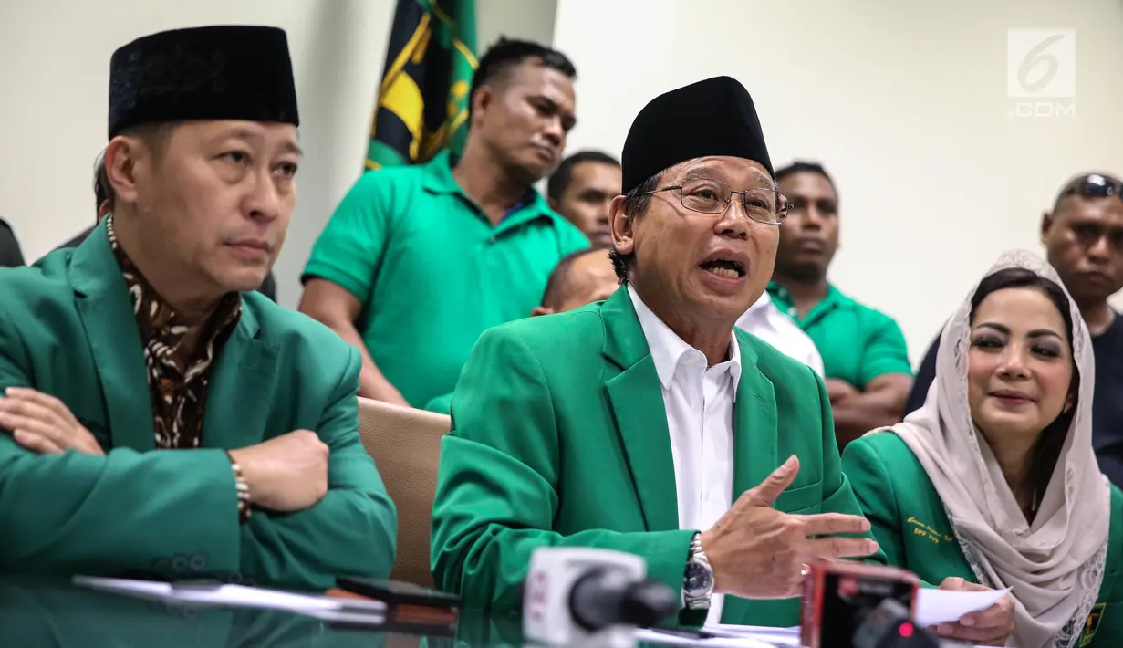 Ketum PPP Djan Faridz menangis saat memberikan penjelasan dalam konferensi pers di DPP PPP, Jakarta, Kamis (20/7). Djan meminta seluruh kader dan simpatisan PPP di seluruh Indonesia untuk bersabar menunggu keputusan hukum. (Liputan6.com/Faizal Fanani)