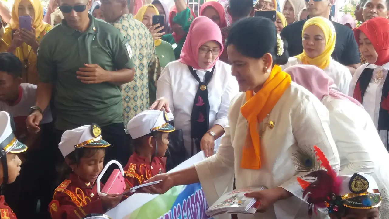 Iriana Jokowi membagi-bagikan buku ke murid PAUD