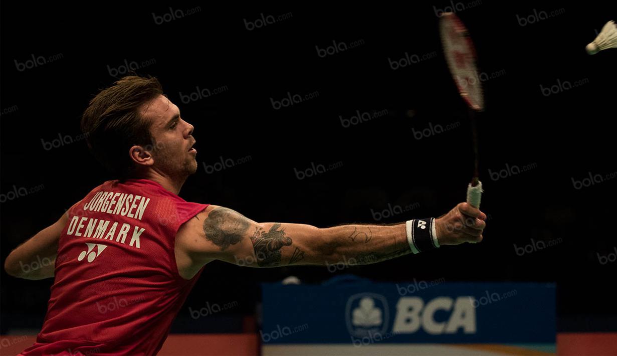 Jan O Jorgensen memang memiliki banyak koleksi tato, yang menurut Badminton World, gambar-gambar itu sudah ada ditubuhnya sejak tahun 2010 dan tiap tahunnya terus bertambah. (Bola.com/Vitalis Yogi Trisna)