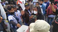Demo buruh memprotes UMP Jatim 2022. (Dian Kurniawan/Liputan6.com)