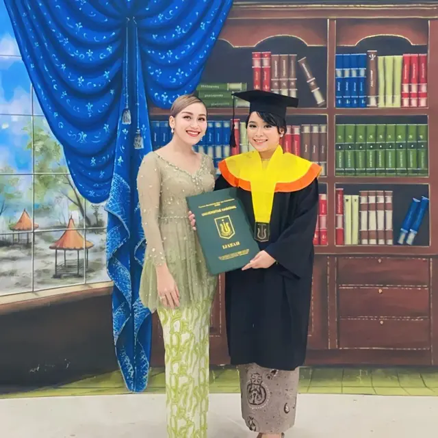 6 Potret Bahagia Wisuda Adik Ayu Ting Ting, Keluarga Tampil Kompak