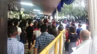 Jemaat memenuhi Gereja Katedral, Selasa (24/12/2019) sore. (Liputan6.com/Putu Merta Surya Putra)