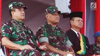 Panglima TNI, Jenderal TNI Gatot Nurmantyo meninjau Geladi Resik HUT ke-72 TNI di Cilegon, Banten, Selasa (3/10). (Liputan6.com/Angga Yuniar)