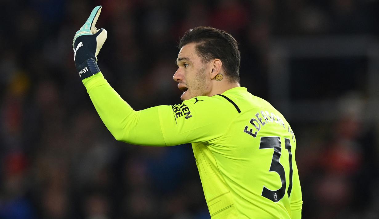 Ederson Moraes. Kiper Manchester City asal Brasil berusia 28 tahun yang telah 5 musim berseragam The Citizens ini telah mencetak 17 kali clean sheet dari total 34 laga. Rinciannya, 15 kali di Liga Inggris, 1 kali di Liga Champions dan 1 kali di Piala FA. (AFP/Glyn Kirk)