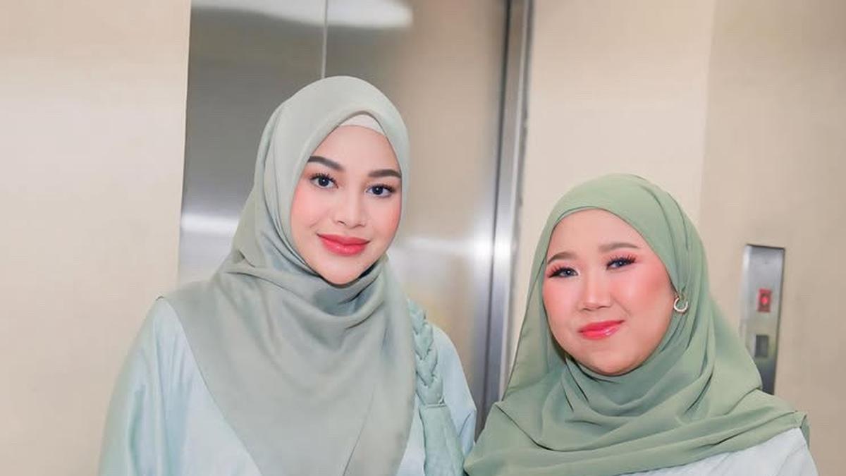 Gaya Kompak Kiky Saputri dan Aurel Hermansyah Tampil Fres dengan Makeup Nuansa Coral Dipadu Kerudung Hijau saat Hadir Kajian