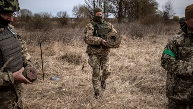 Pasukan Ukraina Jinakkan Ladang Ranjau Rusia di luar Kiev