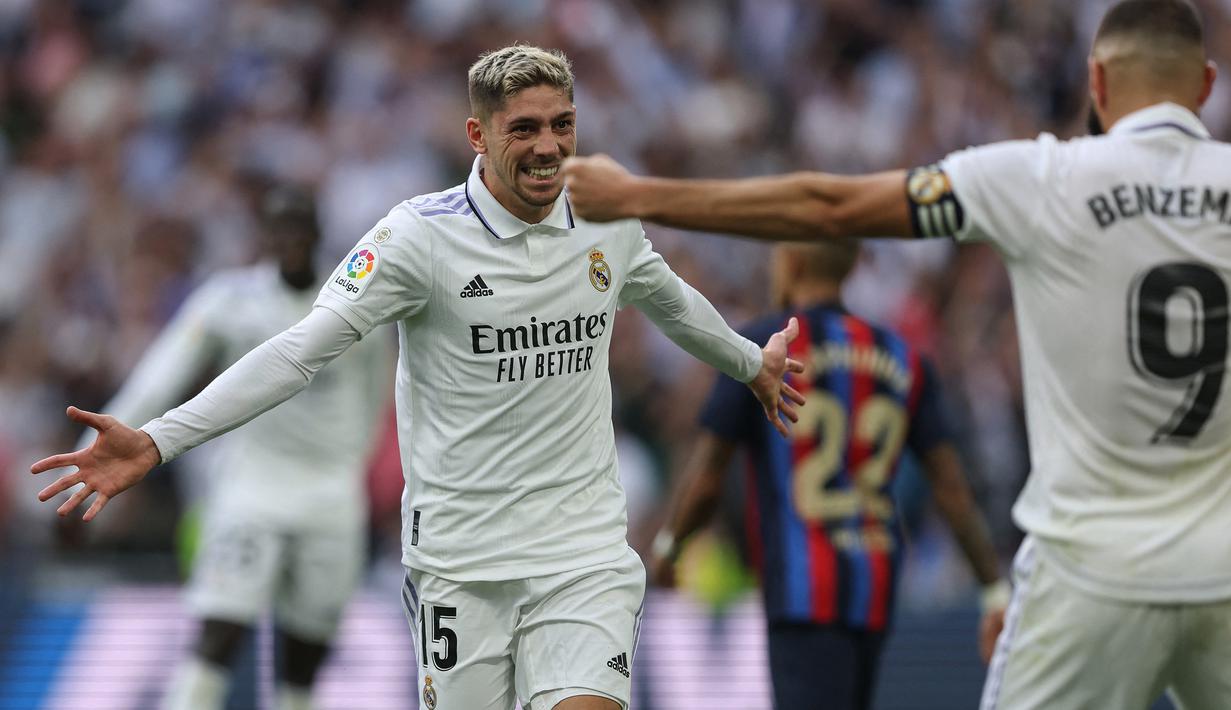 Real Madrid. Hingga pekan ke-15 Liga Spanyol 2022/2023, Barcelona masih memimpin klasemen dengan 38 poin, hasil dari 12 kali menang, 2 kali imbang dan 1 kali kalah. Satu-satunya kekalahan Blaugrana diderita dari musuh bebuyutan mereka, Real Madrid pada pekan ke-9 (16/10/2022) dalam laga El Clasico. Saat itu Los Blancos sukses menang 3-1 di Santiago Bernabeu lewat gol-gol dari Karim benzema, Federico Valverde dan Rodrygo. Satu-satunya gol Barcelona dicetak Ferran Torres. (AFP/Thomas Coex)