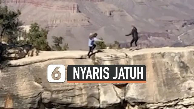 Momen menegangkan terjadi saat seorang remaja dan ibunya akan mengambil gambar di Grand Canyon, Arizona, AS. Tiba-tiba, remaja tersebut terpeleset yang membuatnya nyaris terjatuh dari tebing.