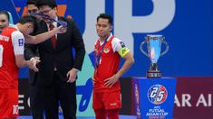 Ekspresi kecewa pemain Timnas Futsal Indonesia, Mochammad Iqbal saat penyerahan medali setelah laga final Piala Asia Futsal 2026 melawan Iran dalam laga yang berlangsung di Indonesia Arena, Senayan, Jakarta, Sabtu (07/02/2026). (Bola.com/Bagaskara Lazuardi)