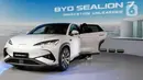 Pengunjung melihat tampilan mobil BYD sealion 7 saat gelaran Indonesia International Motor Show (IIMS) 2025 di JIExpo Kemayoran, Jakarta, Kamis (13/2/2025). (Liputan6.com/Herman Zakharia)