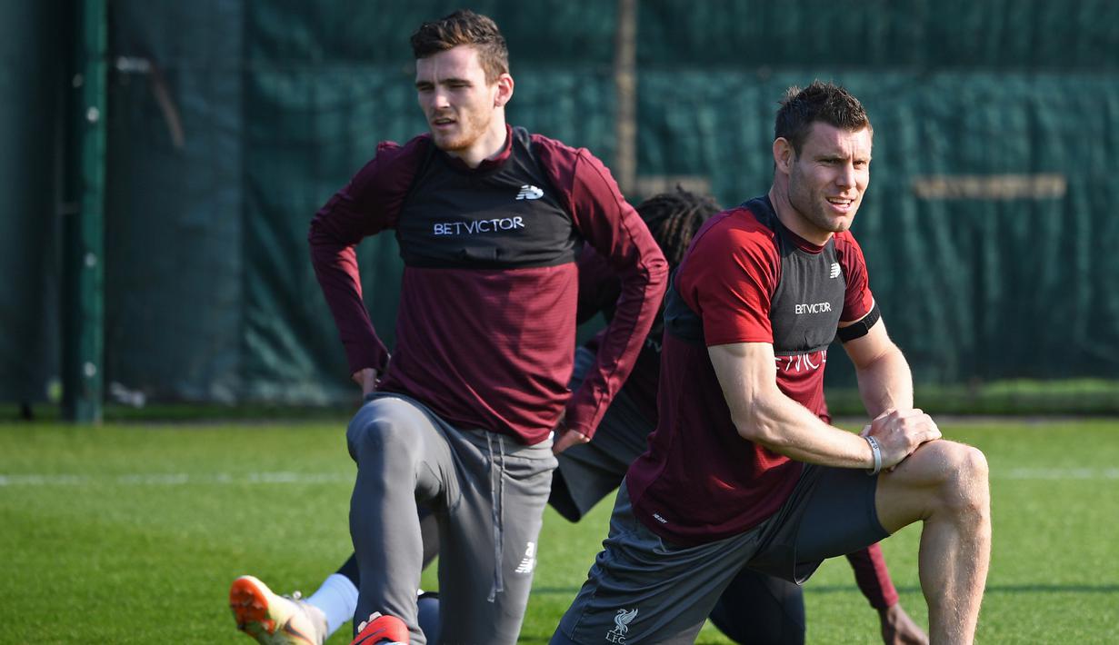 Pemain Liverpool, James Milner dan Andrew Robertson, saat sesi latihan jelang laga Liga Champions di Melwood, Liverpool, Senin (8/4). Liverpool akan berhadapna dengan Porto. (AFP/Paul Ellis)