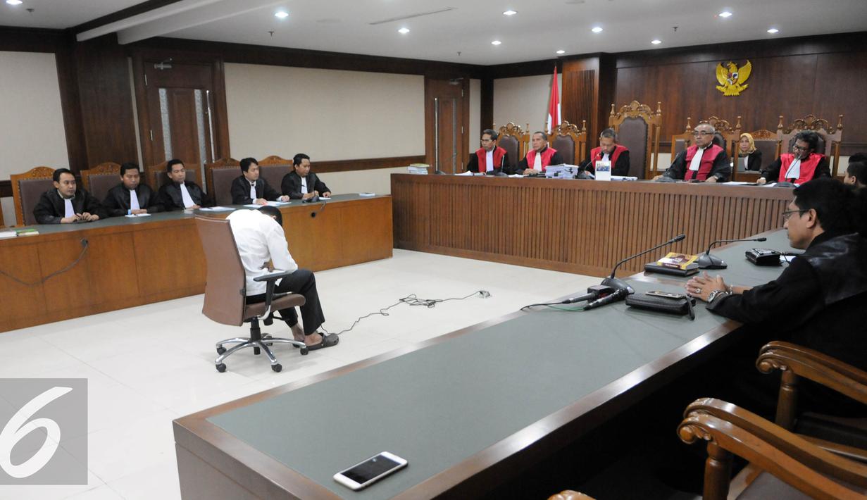 M. Nazaruddin tersangka Wisma Atlet saat mengikuti sidang vonis di pengadilan Tipikor, Jakarta,Rabu (15/6) Nazarudin divonis 6 tahun penjara denda 1 miliar subsider 1 tahun. (Liputan6.com/Helmi Afandi)