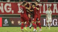 Para pemain Persis Solo merayakan gol yang dicetak ke gawang Bali United dalam laga pekan 25 BRI Super League 2025/2026 di Stadion Manahan, Solo, Kamis (12/3/2026) malam WIB. (Dok. Persis Solo)
