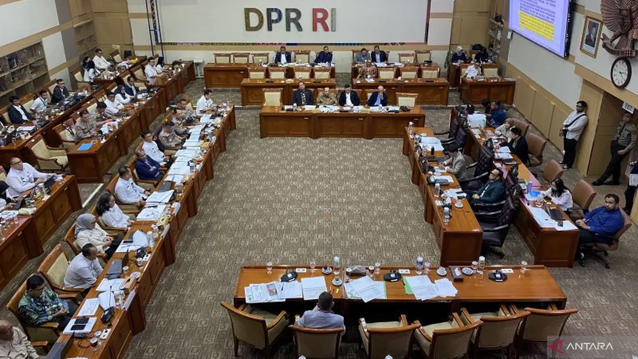 Komisi III DPR RI menggelar rapat Panitia Kerja (Panja) Rancangan Undang-Undang (RUU) tentang Perubahan atas Undang-Undang Nomor 2 Tahun 2002 tentang Polri di Gedung DPR, Senayan, Jakarta, Senin (8/6/2026) (Antara)