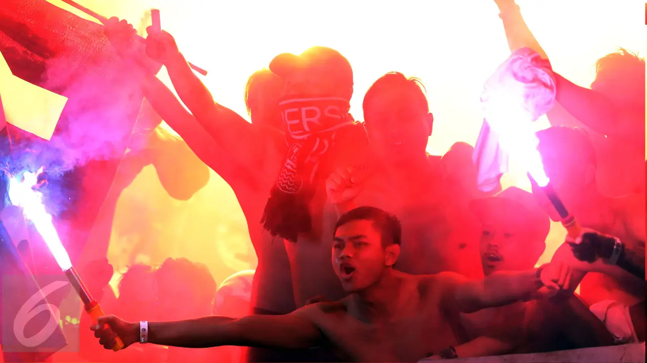 20170225-Rayakan Kemenangan, Suporter Persib Nyalakan Suar-Solo