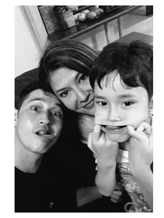 Bukan kali ini saja pasangan ini  terlihat akrab. Beberapa potret keakraban sering kali dibagikan oleh mantan pasangan yang dikaruniai seorang anak itu. Anak dari hasil pernikahannya bisa menjadi perekat kembali hubungan mantan suami istri itu. (instagram