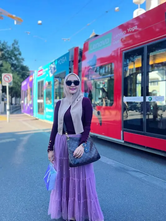 Bintang film 5 Sehat 4 Sempurna ini tampil menawan dengan outfit modis saat liburan ke luar negeri. Jika dilihat dari wajahnya, Eddies juga selalu menggunakan makeup sederhana dan natural sehingga membuat pesonanya makin terpancar. Senyum rupawan pun tak lupa ia perlihatkan. (Liputan6.com/IG/@eddiesadellia)