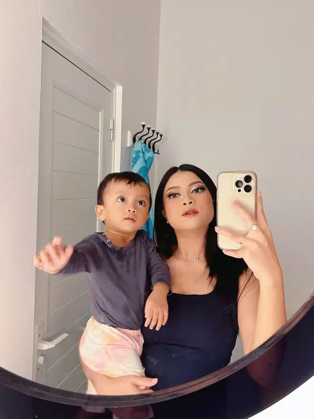 Potret Selebgram Hanum Mega Momong Anak Tanpa Suami