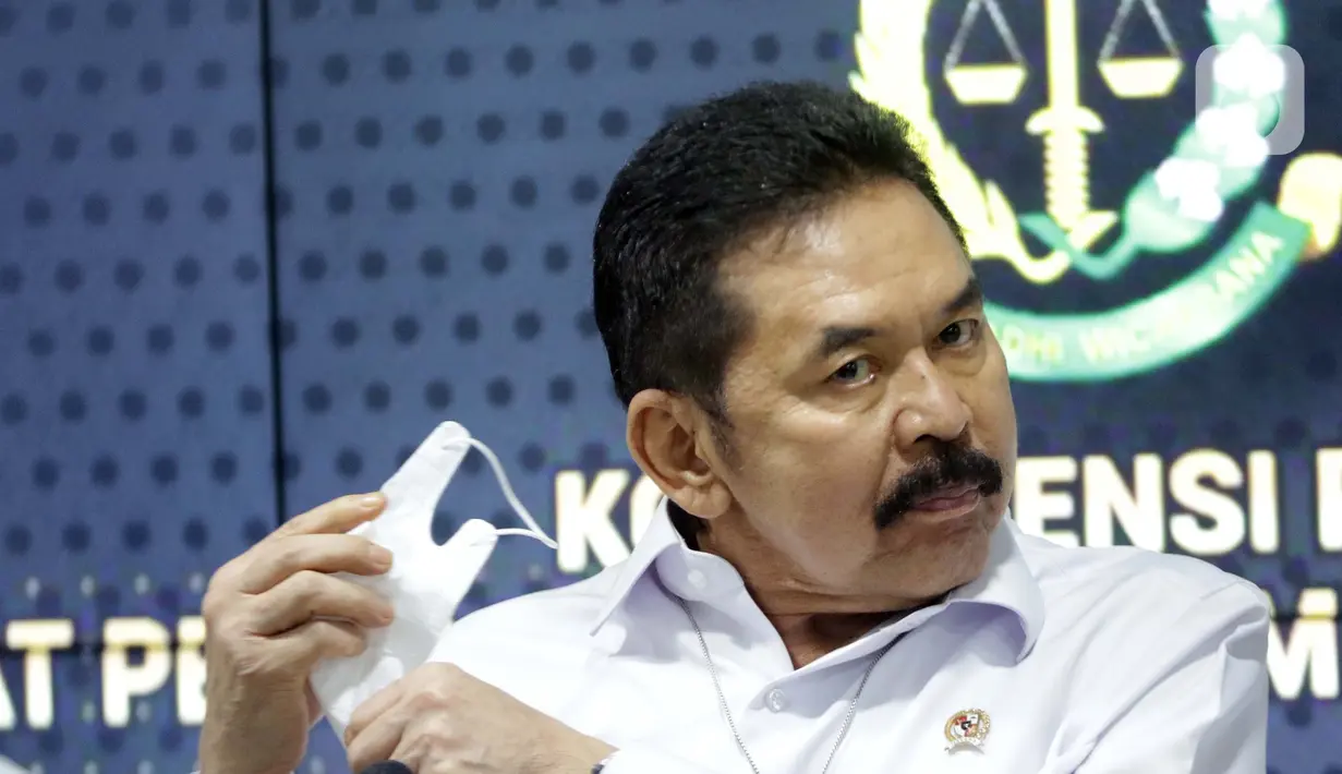 Jaksa Agung, S Burhanuddin saat rilis pemulangan terpidana kasus pembalakan liar dan perusakan alam, Adelin Lis di Gedung Penerangan Kejaksaan Agung, Jakarta, Sabtu (19/6/2021). Adelin Lis ditangkap di Singapura dan dipulangkan ke Indonesia setelah buron 13 tahun. (Liputan6.com/Helmi Fithriansyah)