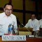 Menteri ESDM Sudirman Said mengikuti rapat kerja dengan Komisi VII DPR RI di Komplek Parlemen, Jakarta, Rabu (08/04/2015). Rapat tersebut diantaranya membahas kenaikan harga BBM, listrik, gas, serta pengelolaan blok Mahakam. (Liputan6.com/Andrian M Tunay)