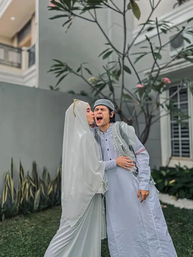 Istri Hamil Anak Pertama, Ini 6 Potret Mesra Arnold Leonard dan Moniq Crasivaya
