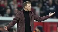 Pelatih Bayern Munchen Julian Nagelsmann bereaksi selama pertandingan Bundesliga Jerman terakhirnya melawan Bayer Leverkusen di Leverkusen, Jerman, Minggu, 19 Maret 2023.  Julian Nagelsmann dikabarkan kehilangan pekerjaannya setelah dipecat oleh Bayern Munchen pada Jumat (24/3/2023). (AP Photo/Martin Meissner, File)