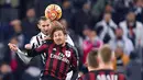 Bek Juventus, Giorgio Chiellini (kiri)  berduel dengan pemain AC Milan, Alessio Cerci pada lanjutan Serie A liga Italia di Stadion Juventus, Turin,(21/11/2015). Milan kalah 0-1. (EPA/Alessandro di Marco)