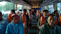 Puluhan penumpang KA Malabar dan KA Mutiara Selatan dialihkan ke bus lantaran amblesnya jalur KA di Garut. (Foto: Liputan6.com/Muhamad Ridlo)