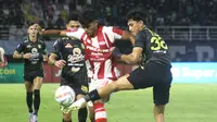 Penyerang Persis Solo, Ramadhan Sananta mendapatkan penjagaan yang ketat dari bek Persebaya Surabaya, Riswan Lauhin dalam laga BRI Liga 1 2023/2024 di Stadion Gelora Bung Tomo, Surabaya, Selasa (13/12/2023) malam WIB. (Bola.com/Aditya Wany)