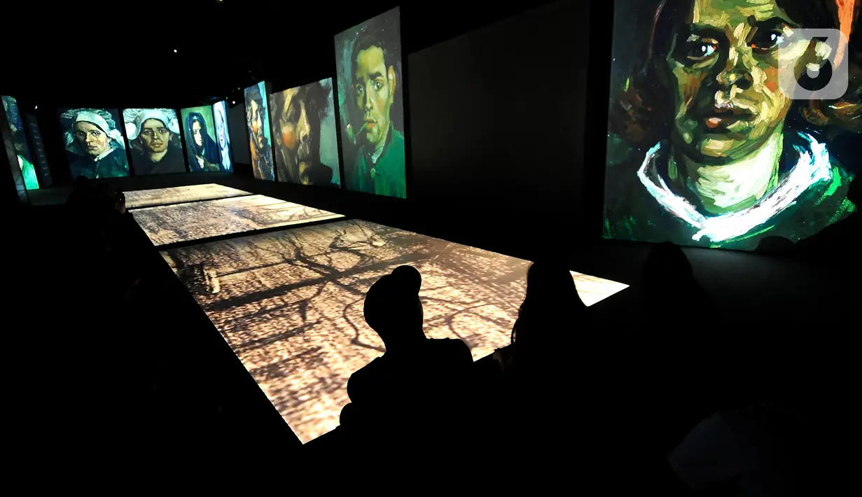 Lebih dari 3.000 lukisan Van Gogh diproyeksikan secara digital ke layar besar yang memenuhi dinding dan sebagian lantai. (merdeka.com/Arie Basuki)