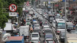 Suasana kemacetan di kawasan Tanah Abang, Jakarta, Rabu (25/5). Banyaknya aktivitas di kawasan tersebut membuat arus lalu lintas selalu mengalami kemacetan, meskipun telah terbebas dari pedagang kaki lima (PKL). (Liputan6.com/Immanuel Antonius)