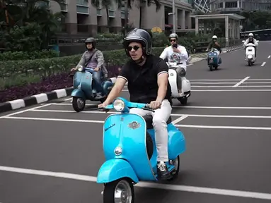 Atta Halilintar memiliki hobi mengoleksi sepeda motor khususnya motor Vespa. Bahkan, dirinya kerap mengunggah foto ataupun video dengan motor kesayangannya di media sosial. (Liputan6.com/IG/@attahalilintar)