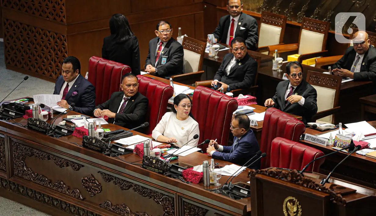 Puan lalu membacakan presensi kehadiran rapat paripurna. Dia menyebut sebanyak 154 anggota hadir fisik, izin sebanyak 140 anggota. (Liputan6.com/Faizal Fanani)