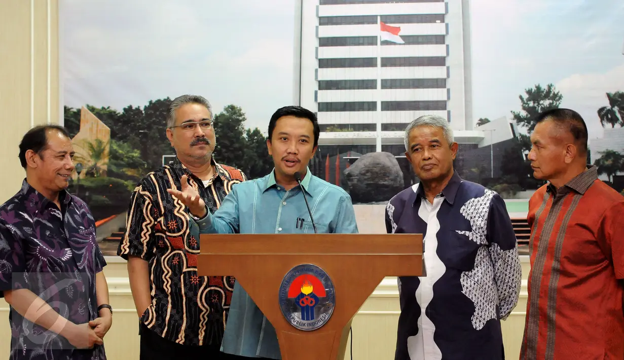 Menpora, Imam Nahrawi (tengah) bersama anggota tim transisi menjawab pertanyaan wartawan usai melakukan pertemuan dengan Ketua Umum PSSI periode 2011-2015, Djohar Arifin di Kemenpora, Jakarta, Selasa (23/6/2015). (Liputan6.com/Helmi Fithriansyah)