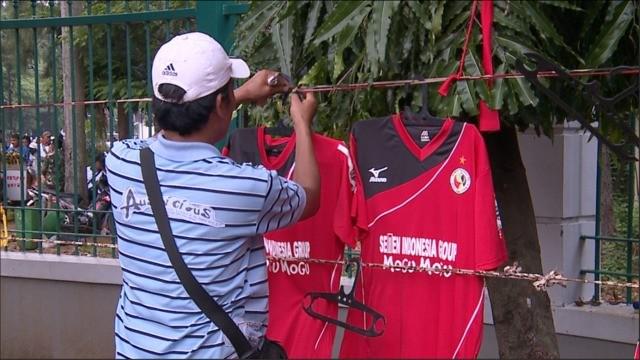 Final Piala Jenderal Sudirman dilangsungkan di Stadion Utama Gelora Bung Karno, Minggu (24/1/2016). Kesempatan ini tidak dilewatkan oleh para pedagang jersey, syal maupun topi.