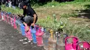 Antrean panjang warga terjadi di sejumlah titik distribusi untuk mendapatkan bahan bakar gas. Tampak dalam foto, seorang pria menunggu untuk membeli tabung gas di sebuah stasiun pengisian dan pembelian LPG setelah banjir bandang di Banda Aceh pada Rabu 17 Desember 2025. (CHAIDEER MAHYUDDIN/AFP)
