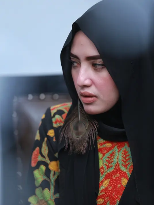 "Karena saya waktu itu momen tahun politik, dalam rangka meraup masa gunakan mas Opick. Kalau ke rumah berapa kalinya saya juga lupa, yang pasti sering ke rumah karena ada kegiatan," papar Yulia.  (Adrian Putra/Bintang.com)