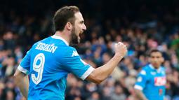 Ekspresi pemain Napoli, Gonzalo Higuain, setelah mencetak gol pertama Napoli ke gawang Empoli pada lanjutan Serie A Italia di Stadion San Paolo, Minggu (31/1/2016) malam WIB. (AFP/Carlo Hermann)